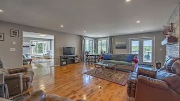 Smart-TV, Kamin, Videospiele, DVD-Player