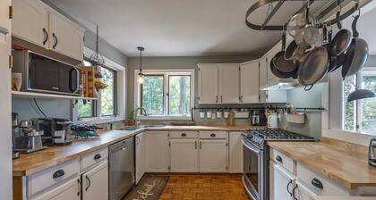 Stunning cliffside cottage near Kingston,on Sydenham Lake
