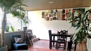 Un vaste espace de vie comprenant une table basse en verre, des sièges confortables et une table à manger.