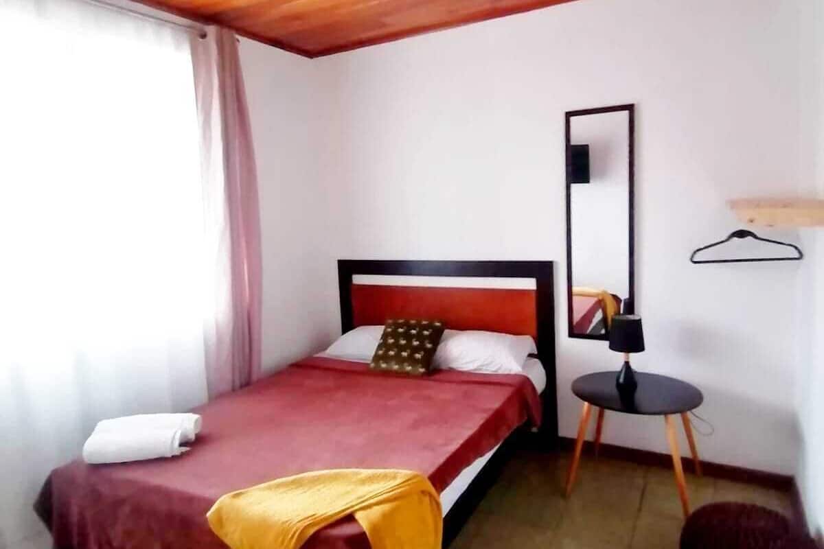 Habitación básica, 4 habitaciones, patio, en edificio contiguo | Wifi gratis