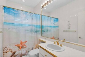 Combined shower/tub, towels, soap, shampoo