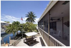 Terrace/patio - Waterfront Retreat in Paradise directly on the canal-Boat lift-Ice machine (Marathon)
