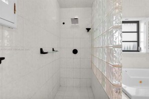 Combined shower/tub, towels, soap, shampoo