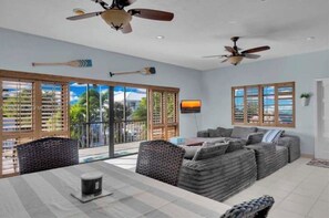 Interior - Waterfront Retreat in Paradise directly on the canal-Boat lift-Ice machine (Marathon)