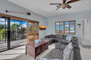 Living area - Waterfront Retreat in Paradise directly on the canal-Boat lift-Ice machine (Marathon)