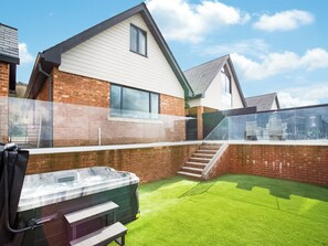 Outdoor spa tub - 2 bedroom accommodation in Ottery St Mary (Ottery St Mary)