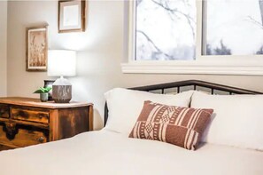 4 bedrooms, iron/ironing board, free WiFi, bed sheets