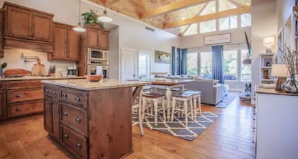 Relaxing Lake Cottage with easy water access!