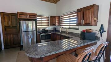 Een koelkast, een magnetron, een oven, een kookplaat