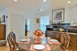Dining - Vintage / antique 1200 sq. ft. interior loft & parking (Dallas)