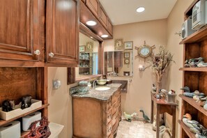 Combined shower/bathtub, hair dryer, towels, soap - Vintage / antique 1200 sq. ft. interior loft & parking (Dallas)