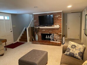 Smart TV, fireplace, ping pong, books - Peaceful Lakeside Living - Sleeps 12 (Spirit Lake)
