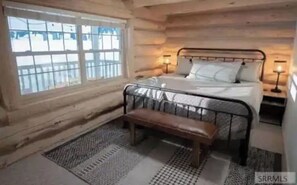 3 bedrooms, WiFi - Grey Wolf Lodge-Pet friendly, with 3 king beds. (Island Park)