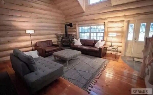 Living area - Grey Wolf Lodge-Pet friendly, with 3 king beds. (Island Park)