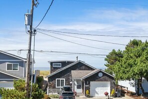 Exterior - The Rocky Whale - a pet friendly beach cottage. (Rockaway Beach)