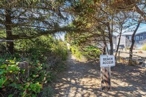 Property grounds - The Rocky Whale - a pet friendly beach cottage. (Rockaway Beach)