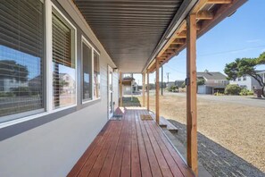 Terrace/patio - The Rocky Whale - a pet friendly beach cottage. (Rockaway Beach)