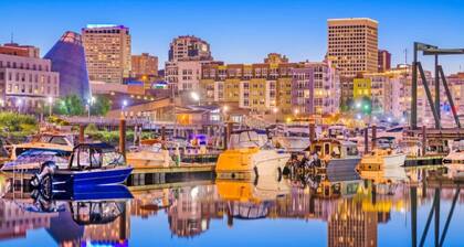 Tacoma Retreat- Hot Tub, Fireplace & AC!