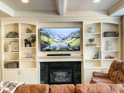 Tacoma Retreat- Hot Tub, Fireplace & AC!
