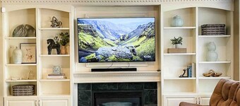 Tacoma Retreat- Hot Tub, Fireplace & AC!