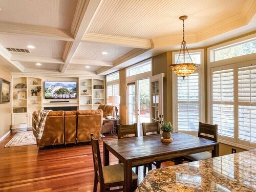Tacoma Retreat- Hot Tub, Fireplace & AC!