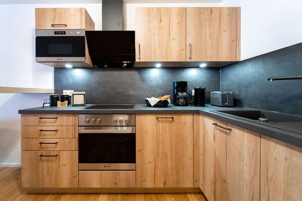 Kühlschrank, Mikrowelle, Ofen, Geschirrspüler