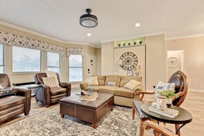 Älytelevisio, takka, DVD-soitin, stereot