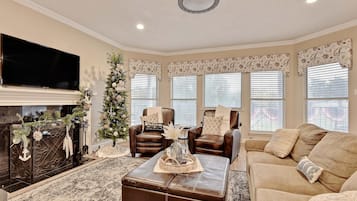 Smart TV, fireplace, DVD player, stereo