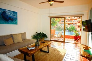 Comfort-Apartment | Wohnbereich | 33-Zoll-Fernseher mit Kabelempfang