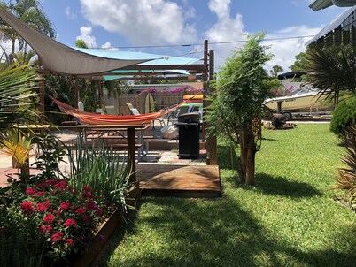 Newly Renovated Home- 4 mins from the beach!