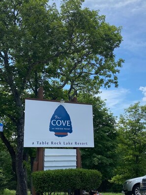 Señalización de The Cove en Indian Point, un complejo turístico en Table Rock Lake.