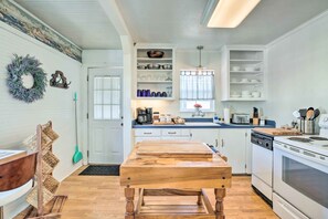 Kühlschrank, Mikrowelle, Herdplatte, Wasserkocher mit Kaffee-/Teezubehör