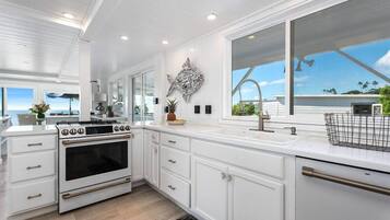 Geladeira, micro-ondas, fogão, cooktop