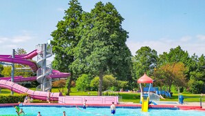 En vandpark med flere vandrutsjebaner og en swimmingpool.