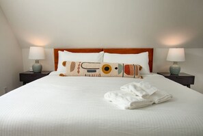 1 bedroom, WiFi, bed sheets - Walk to UF! Historic King Bed Loft w/ Private Deck (Gainesville)