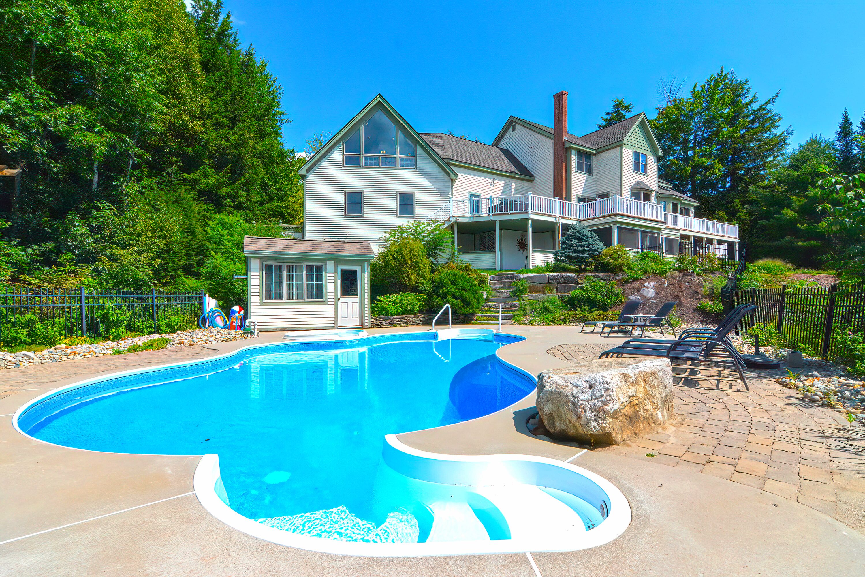 Utendørsbasseng og et oppvarmet basseng