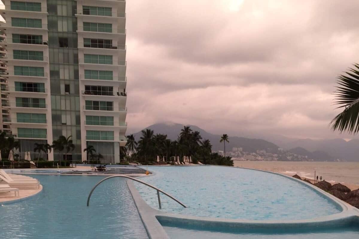 Smart TV de 33 pulgadas con canales por cable y televisión