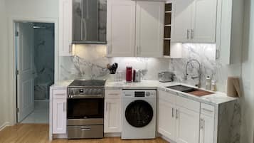 Frigorífico, microondas, horno y placa de cocina