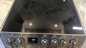 Frigorífico, microondas, horno y placa de cocina