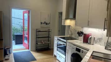 Geladeira, micro-ondas, fogão, cooktop