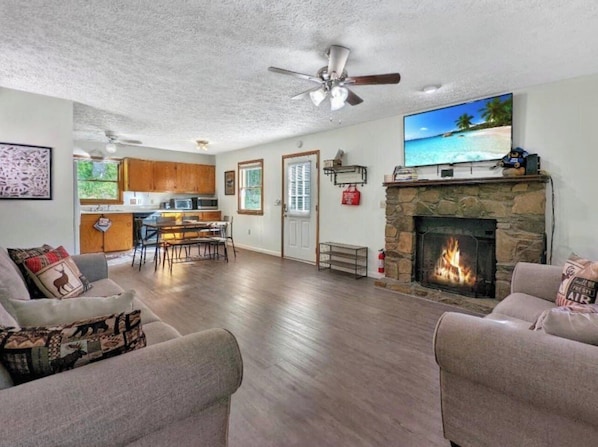 TV connectée, cheminée, livres