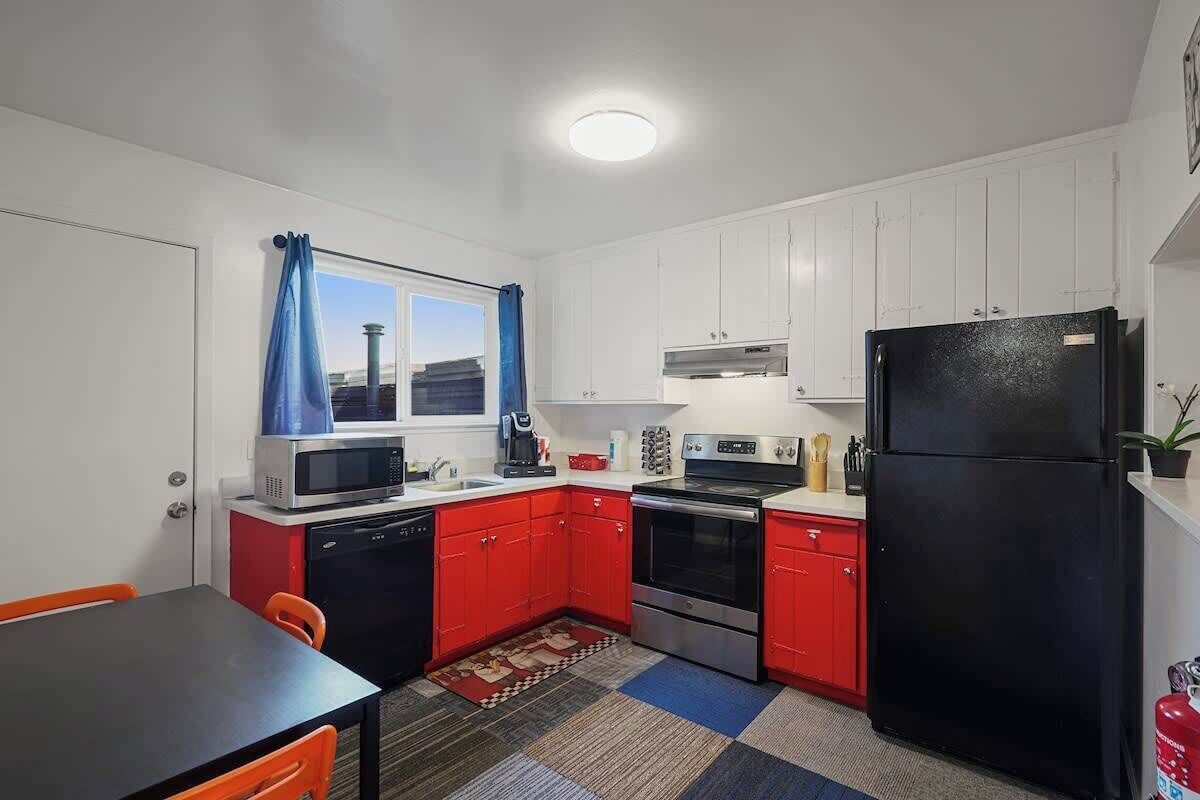 Refrigerador, microondas, horno y parrilla de estufa 