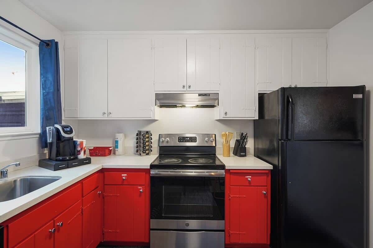 Køleskab, mikrobølgeovn, ovn, kogeplade