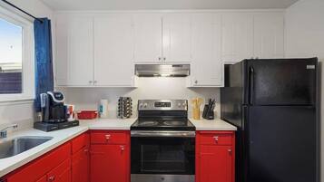 冷蔵庫、電子レンジ、オーブン、コンロ