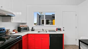 Refrigerador, microondas, horno, cafetera/tetera