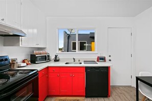 Refrigerador, microondas, horno, cafetera/tetera