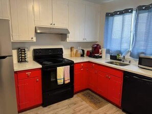 Réfrigérateur, micro-ondes, four, cafetière/bouilloire