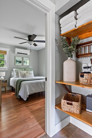 3 bedrooms, memory-foam beds, desk, iron/ironing board - Peaceful and Cozy Modern Lakehouse Cabin on 4 acres (Outing)