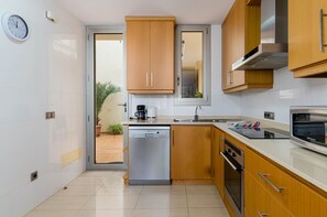 Réfrigérateur, four à micro-ondes, un four, lave-vaisselle