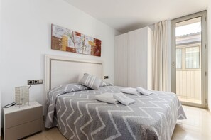 3 chambres, fer et planche à repasser, lit de bébé portatif